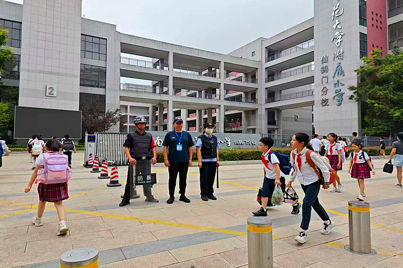 江蘇省南京市玄武區(qū)玄武湖街道關(guān)工委聯(lián)合開展“愛心護(hù)學(xué)崗”行動(dòng)，筑牢校園學(xué)子上學(xué)安全路(2).jpg