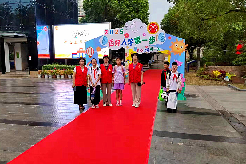 江蘇省南京市玄武區(qū)玄武湖街道關(guān)工委聯(lián)合開展“愛心護(hù)學(xué)崗”行動(dòng)，筑牢校園學(xué)子上學(xué)安全路(4).jpg