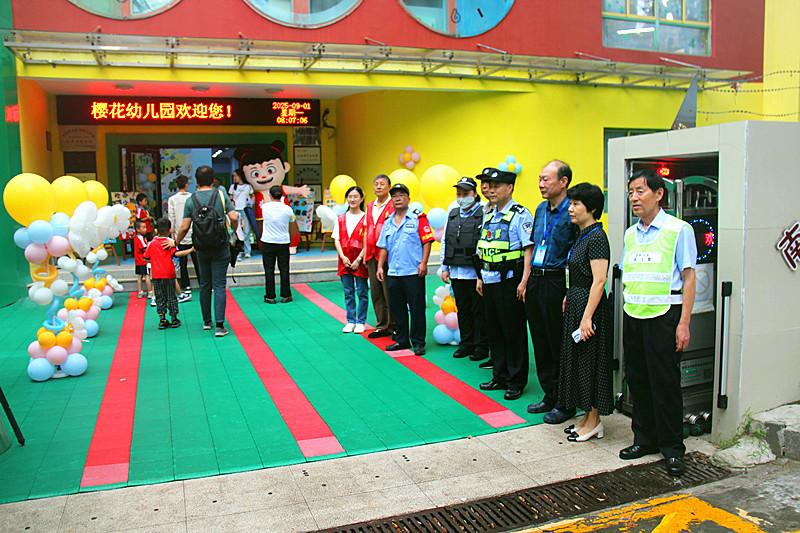 江蘇省南京市玄武區(qū)玄武湖街道關(guān)工委聯(lián)合開展“愛心護(hù)學(xué)崗”行動(dòng)，筑牢校園學(xué)子上學(xué)安全路(5).jpg
