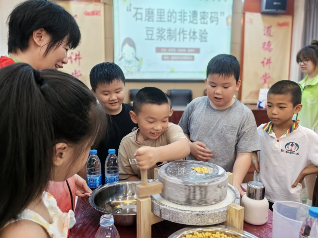 20250830晨南村關(guān)工委開(kāi)展“石磨里的非遺密碼”豆?jié){制作體驗(yàn)活動(dòng) (1)_副本.jpg
